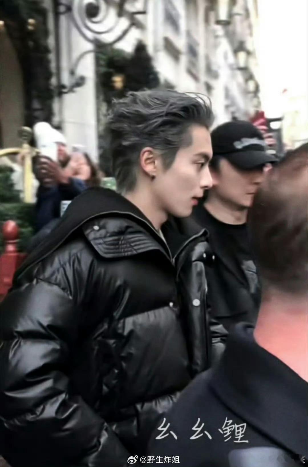 王鹤棣出发巴黎时装周，银发大背头 