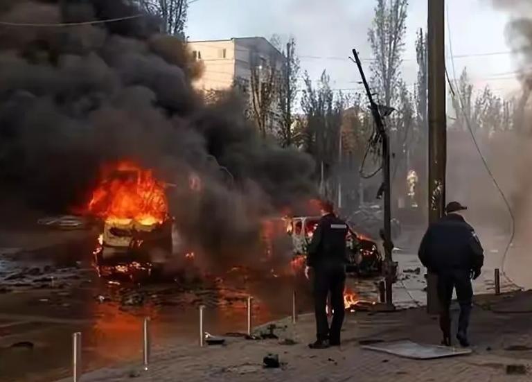 乌克兰学聪明了，从打击俄罗斯能源设施到现在攻击俄罗斯的枪械库，想在源头解决俄军弹