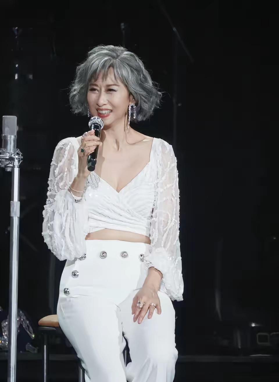 64岁的叶倩文；给所有的中年女性提了个醒；
无论你条件多么好，多么有钱；也要保持