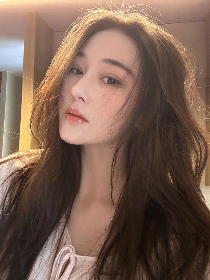 #张馨予美拉德自拍##张馨予画的妆好素# 张馨予的美拉德风自拍，让我感受到了一种
