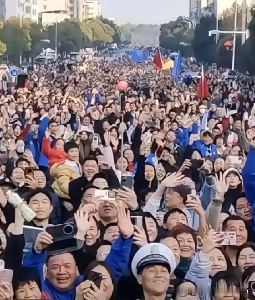 从群众中来，才是发展足球的最好良方！
历经数十年探索，中国足球找准发展路径即践行