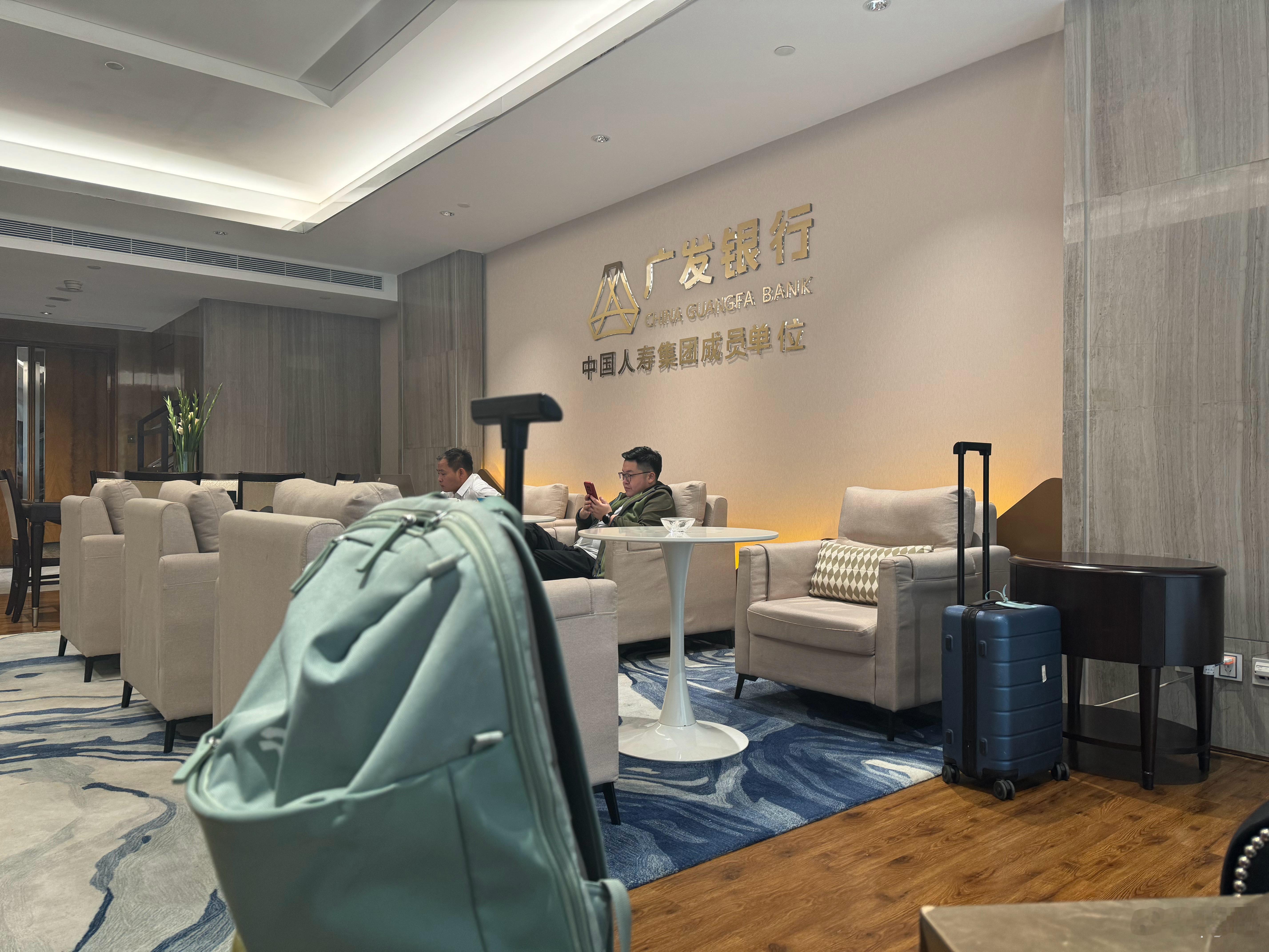 成都双流机场贵宾室和广发银行签的这个贵宾室协议，只能说「很难评」。其它银行跟双流