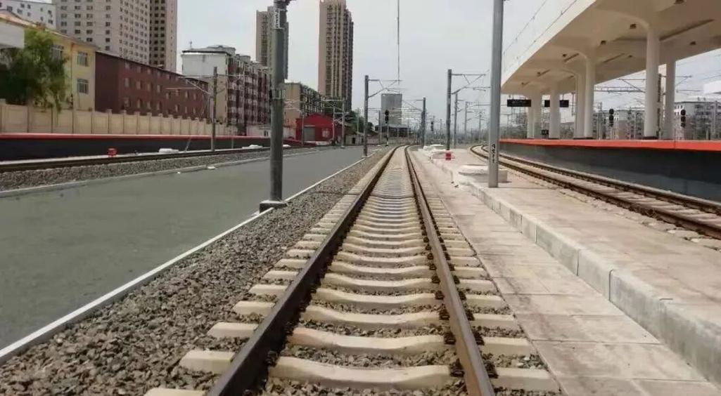 中国标准轨距进入俄罗斯说明什么？
在铁路建设上，中国的标准钢轨轨距和俄罗斯的标准