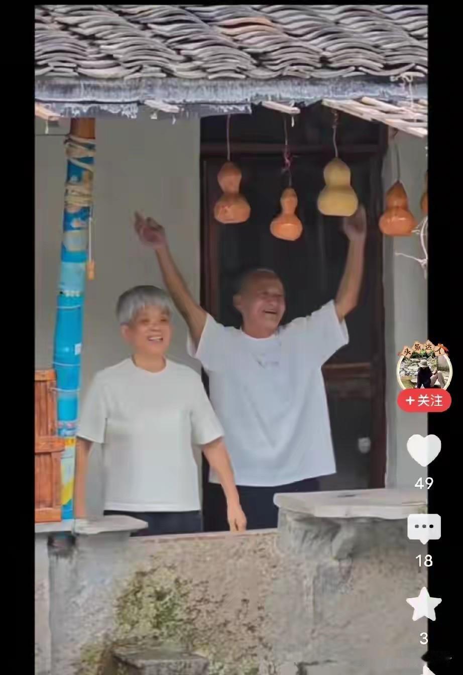 十月一号，葫芦娃爷爷奶奶出来营业，他们似乎很开心，一边唱歌一边和大家互动。

感