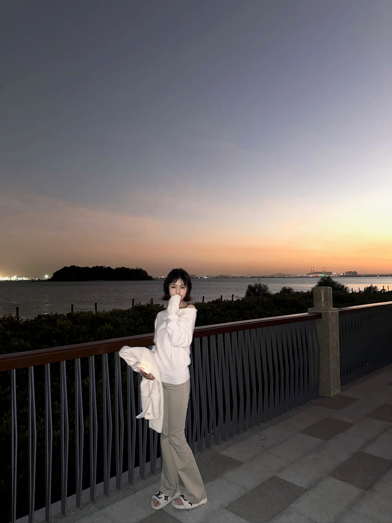 夕阳好美🌇不知道为什么拍出来有种莫名的忧郁氛围日落跌进迢迢星野人间忽晚山河～ 