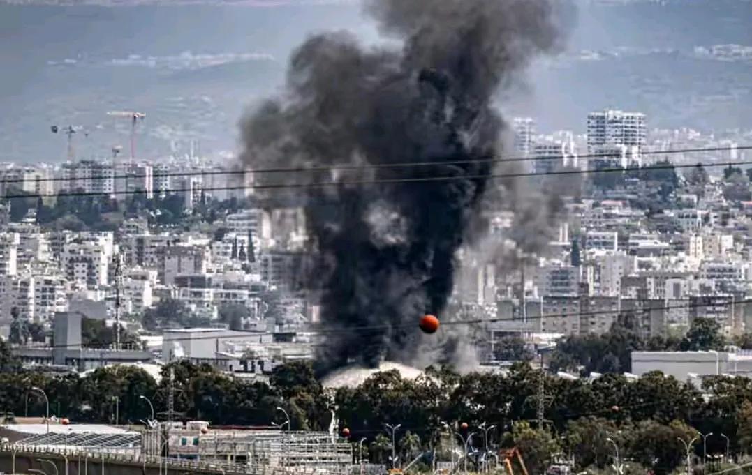 当地时间3月30日，以色列北部核心城市海法的巴赞炼油厂，在空袭中突发大火。
 