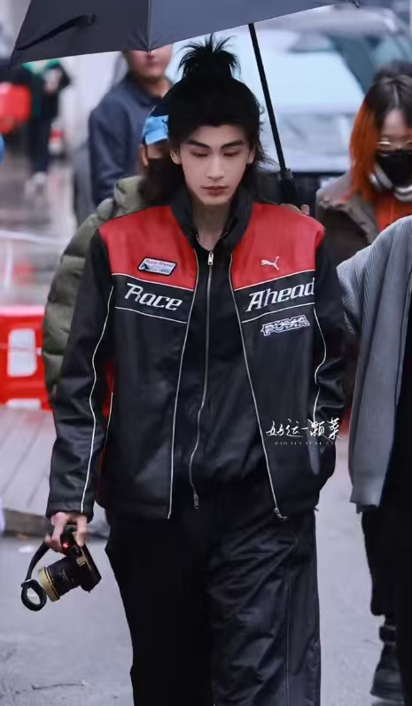 张凌赫萧厉赛车服酷daddy张凌赫机车服凌乱高马尾 张凌赫萧厉赛车服酷daddy