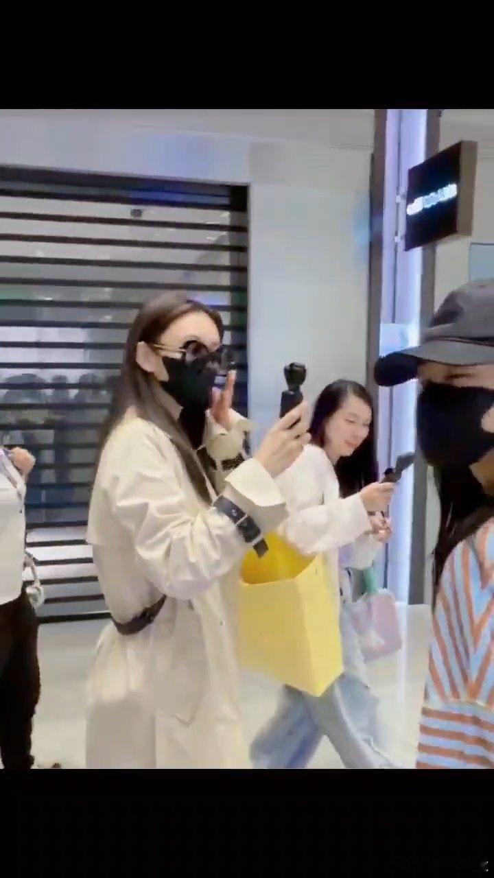 孟子义[超话]孟子义给杨紫拍vlog孟子义机场拍杨紫 孟子义杨紫一起出发米兰，孟