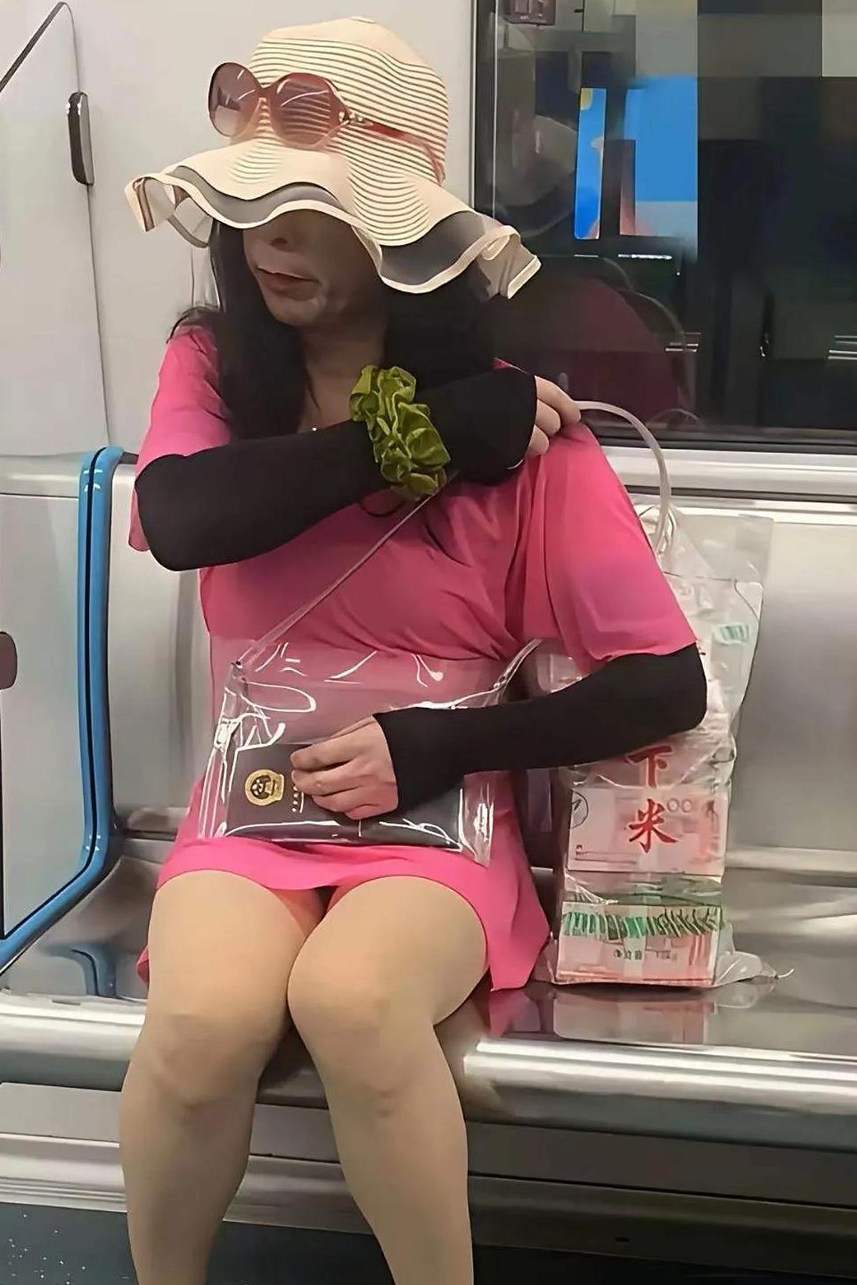 地铁偶遇高调一幕，袋子里大把现金直接外露！
 
坐地铁撞见一位打扮特别的乘客，袋