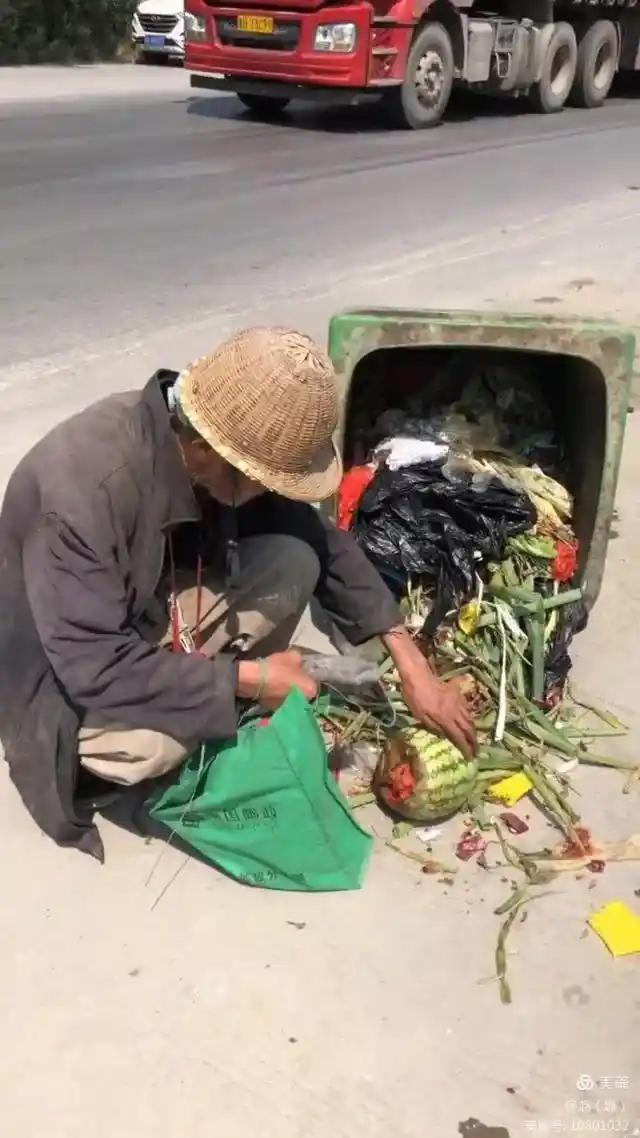 71岁拾荒老人被救，发现账户躺42万养老金：别让“我以为”偷走你的养老钱
 
湖