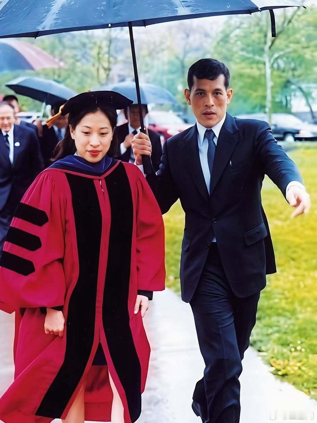 泰国王室 🇹🇭帕查拉公主康奈尔大学博士毕业，老爹哇集拉隆功国王为她雨中打伞。