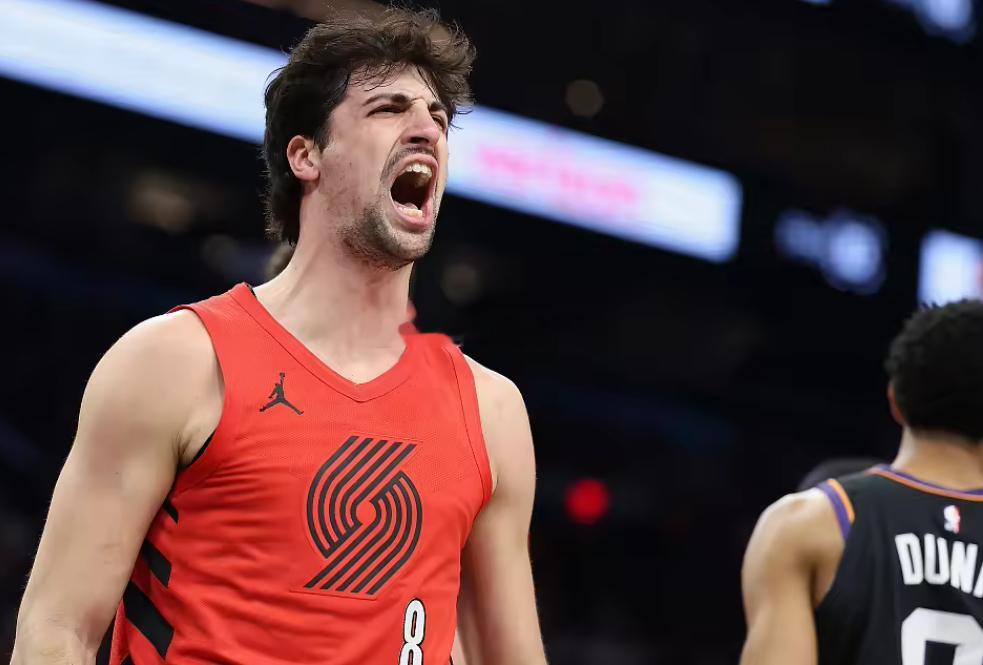 北京时间今日，波特兰开拓者队将迎来对阵圣安东尼奥马刺队的季后赛首轮G1的比赛。赛