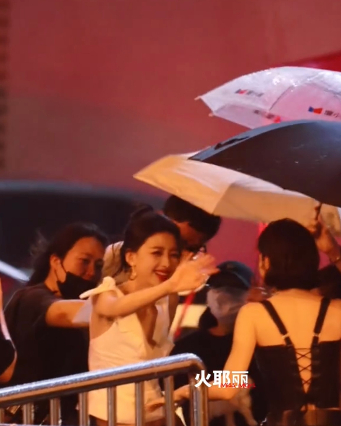 孙怡被风吹倒了OMG还是下着雨摔倒的……感觉好难受……还在摆手说没事 
