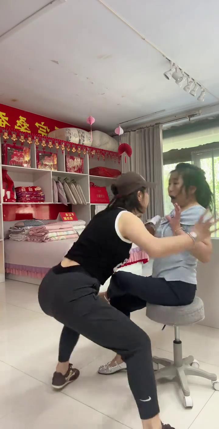 闺蜜聚会，欢乐时光，一起聊天放松。