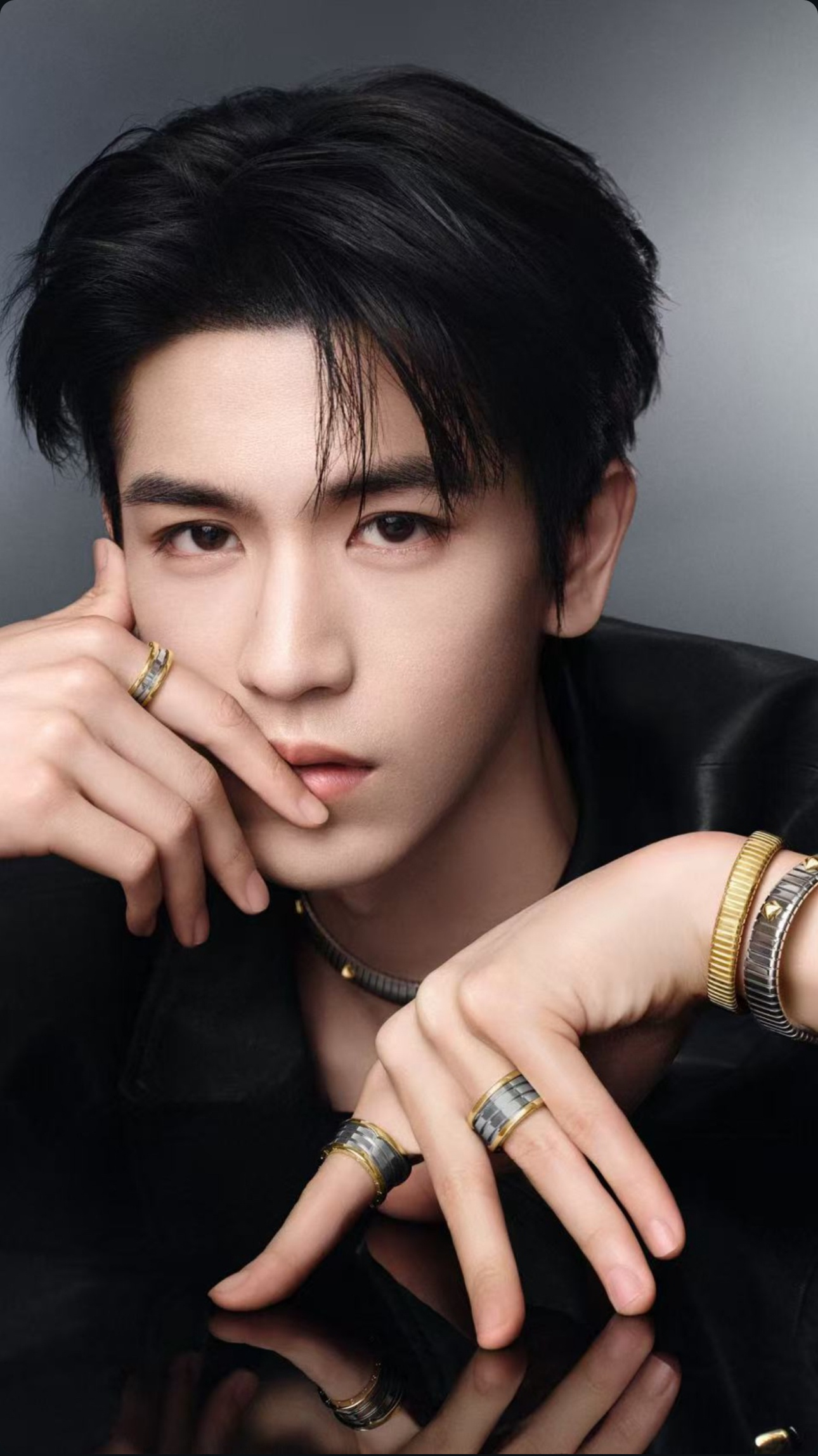 宝格丽官方发布张凌赫出镜品牌全新大片，演绎BVLGARI B.zero1系列及T