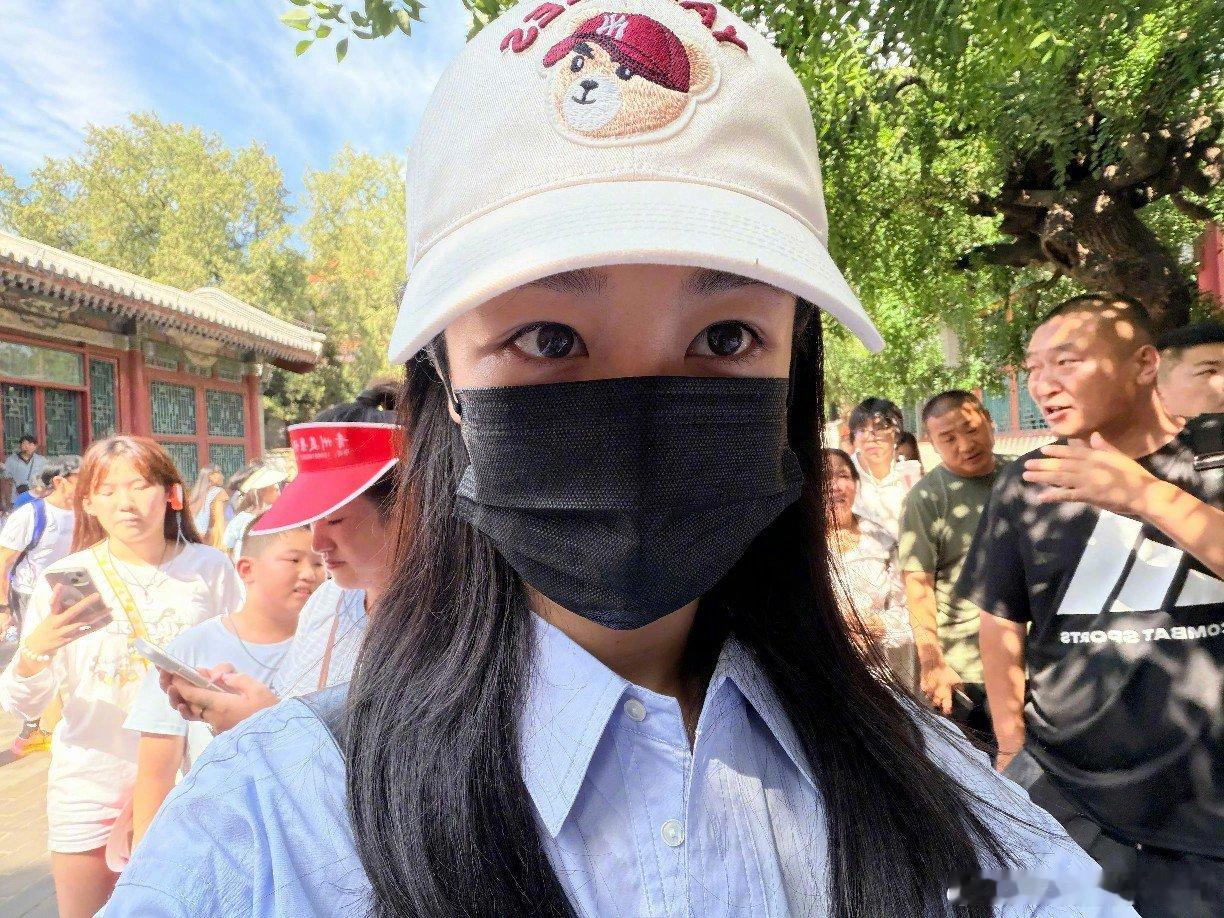 杨紫杨紫晒九宫格live游客照杨紫旅游也是看到了很多人 杨紫晒九宫格live游客