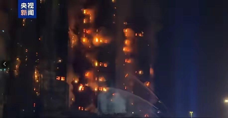 在香港，竹棚架其实是有工业行会垄断的。他们把竹棚架包装成文化传统，给民众洗脑。在