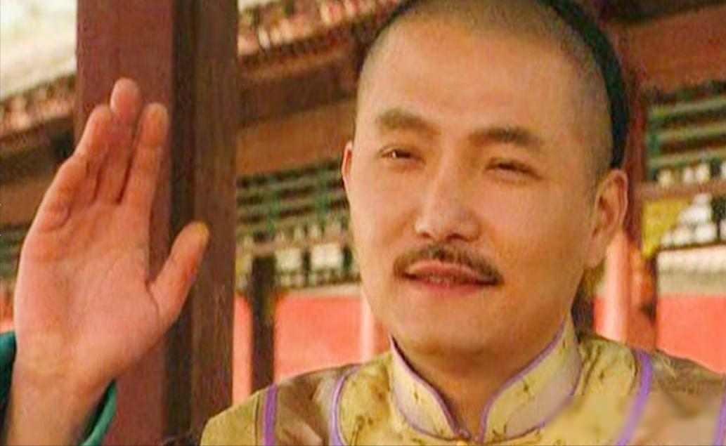 乾隆去看十四叔允禵，谁料允禵说道：“皇上是来赐鹤顶红的吧！”
康熙年间，皇宫里住