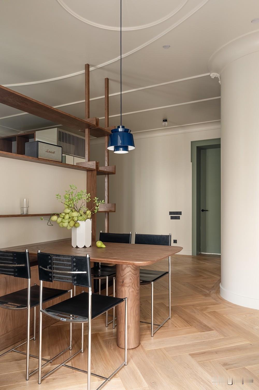 基辅市中心55平公寓。
屋内的开放收纳架极具设计感，它们并非简单的隔板组合，而是