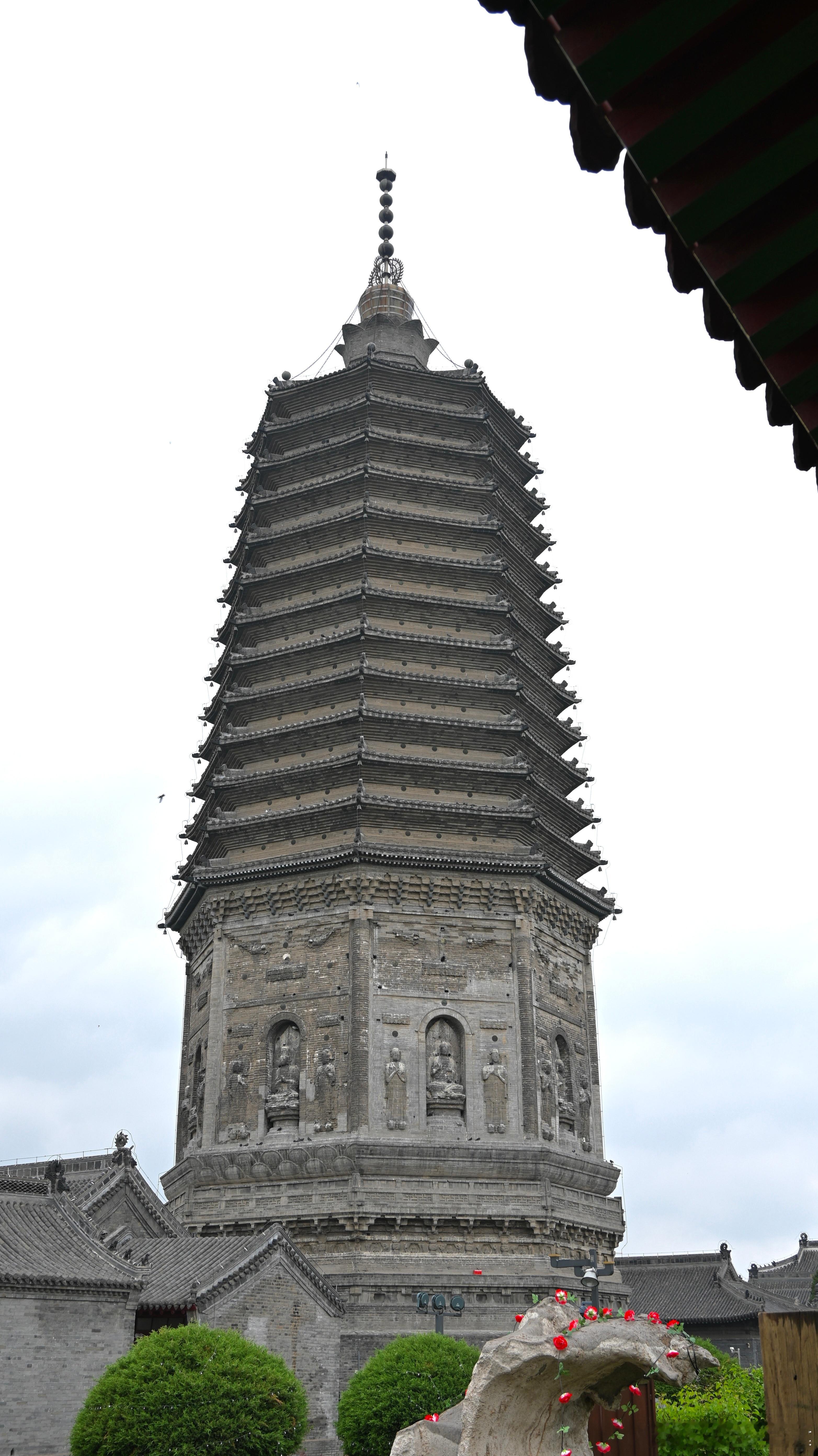锦州·广济寺塔·辽。该塔建于辽道宗清宁三年，塔中有兴宗重熙年间北宋赠予的三色舍利