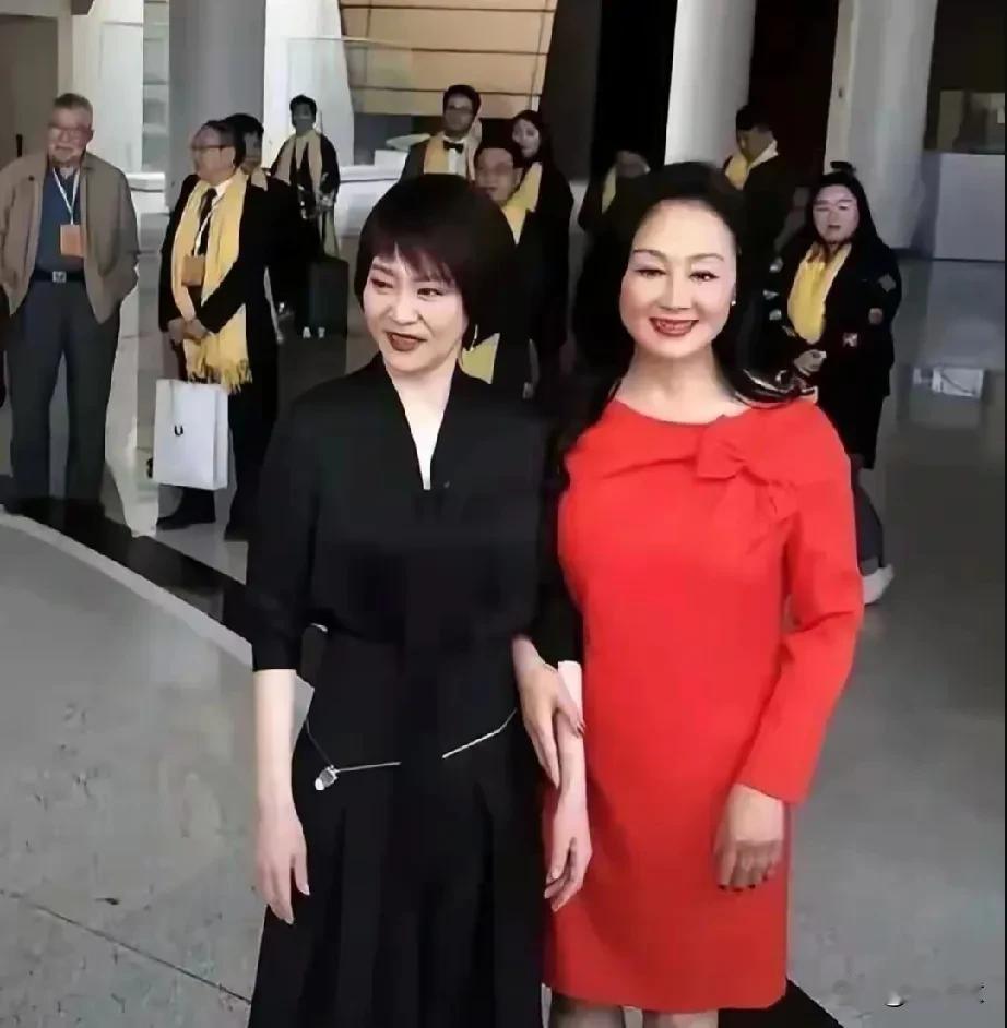 这两个大美女，都是美得不可方物，如果让她俩穿同样衣服，像不像双胞胎呢[奸笑]