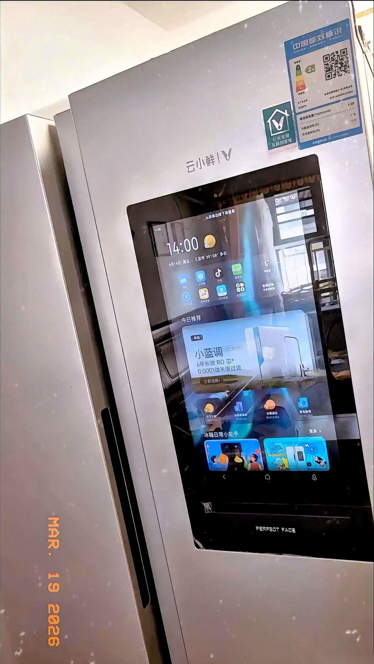 一万八。
一个冰箱。
我爸三个半月的退休金，就这么砸进去了。
就为了那个能跟他对