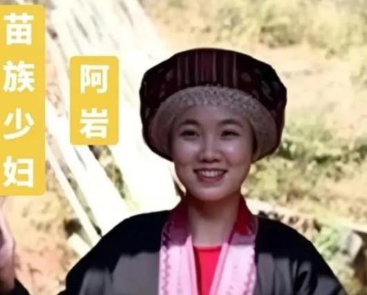 1984年，副连长王仁先在战斗前，悄悄来到暗恋他的房东阿岩房间，他低着头说：“阿