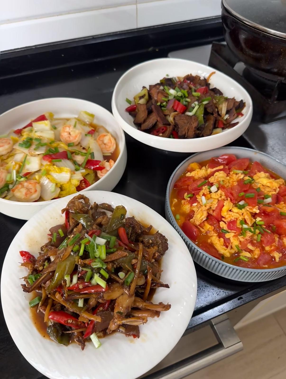 你平时会亲自下厨吗我经常自己做饭，我感觉自己做的饭吃起来比较放心，家里人口少，一