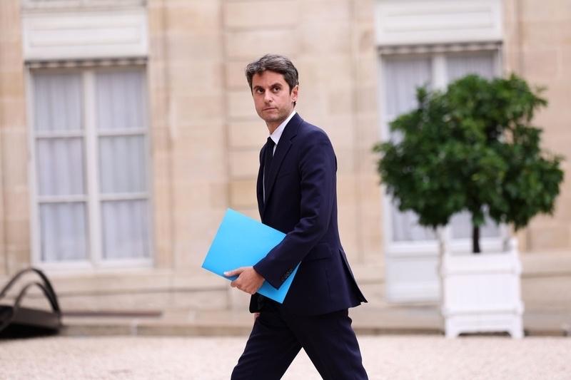 法国前总理阿塔尔最近说了句话，在欧洲传得很开。他说，欧洲不能再让下一代人只能给中