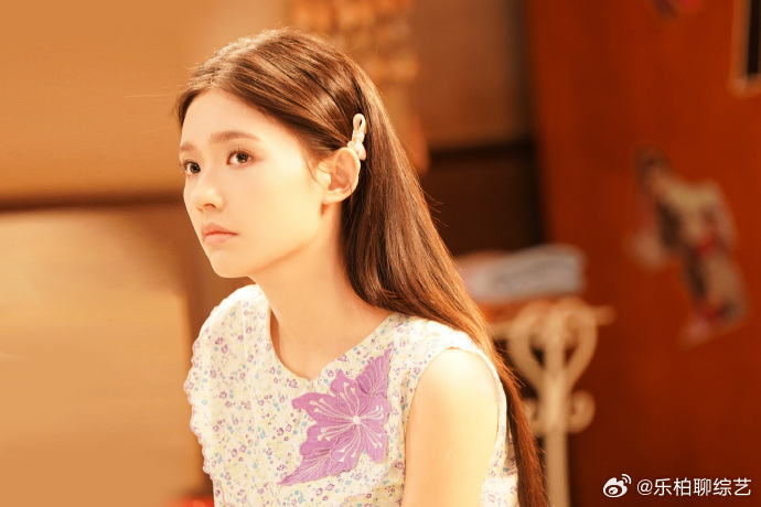 80年代穿搭复古洋气，放到现在依旧很时髦。林允的脸也是时尚单品来的林允新剧就是年