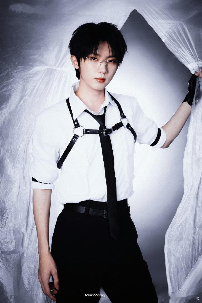 #马嘉祺梦怼脸镜头# 看马嘉祺的梦怼脸镜头，就像踏入了一个帅气的梦境。他那近乎完