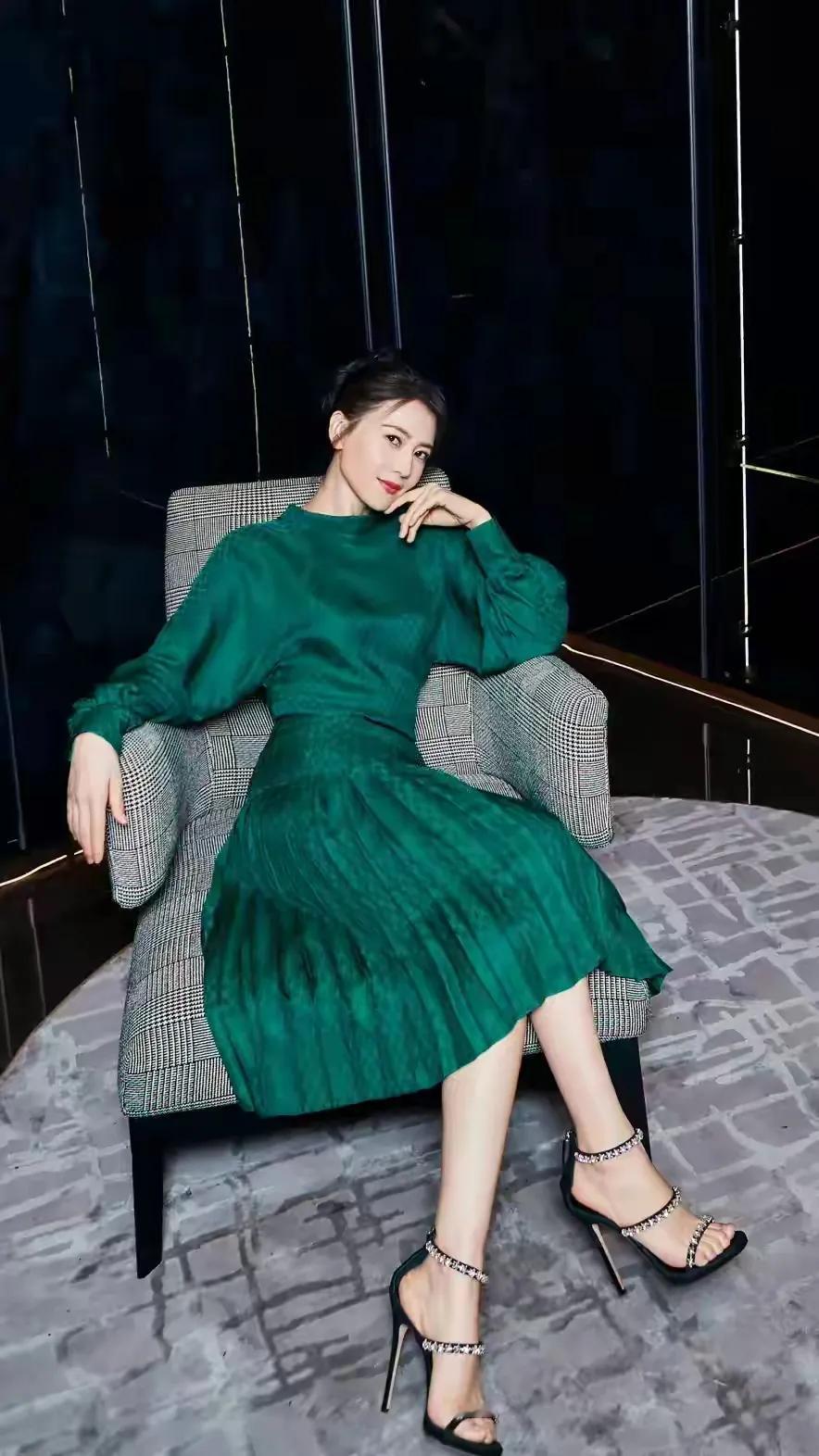 高圆圆身穿绿裙子的休闲神态真美