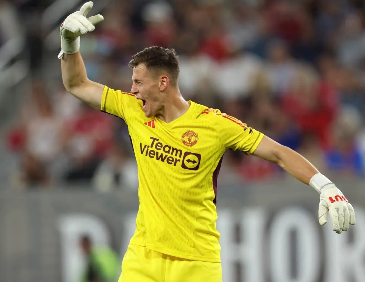 曼联门将拉德克·维特克：我将与曼联密切沟通，看看下赛季什么对我最有利。但我想要踢