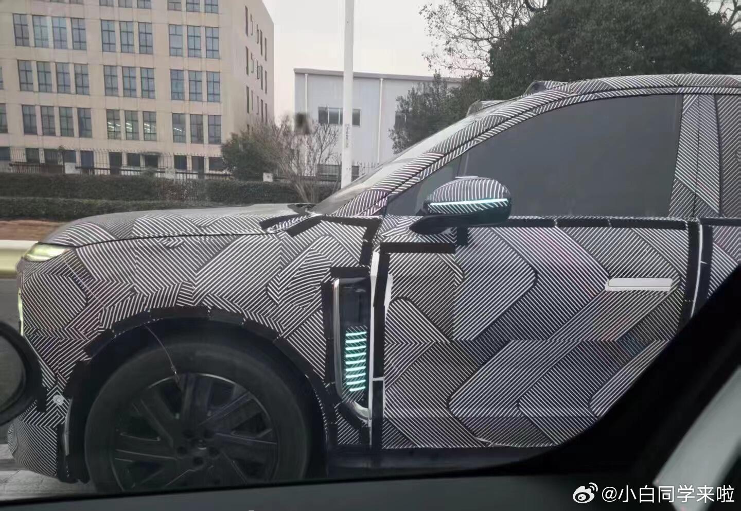 蔚来 ES9 也亮起来辅助驾驶小蓝灯了。数了下单侧翼子板 9 条，加外后视镜左右