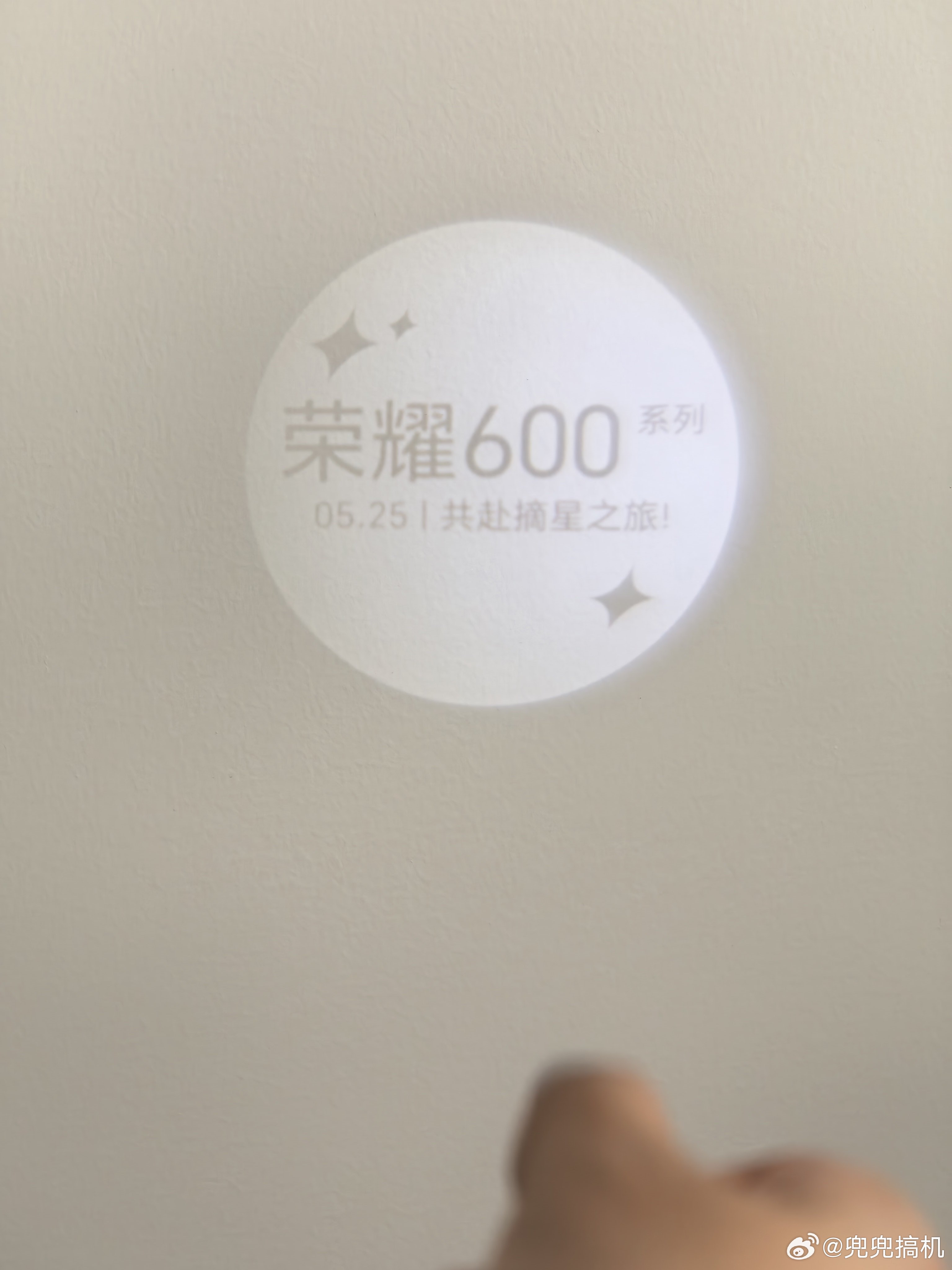 荣耀 600 系列邀请函这次直接是星巴克礼盒一杯星巴克咖啡券和一个星巴克杯子，同