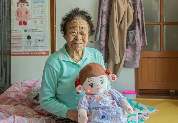 韩国向独居老人分发AI机器人：随着韩国步入“超级老龄化”社会，独居老人正面临严重