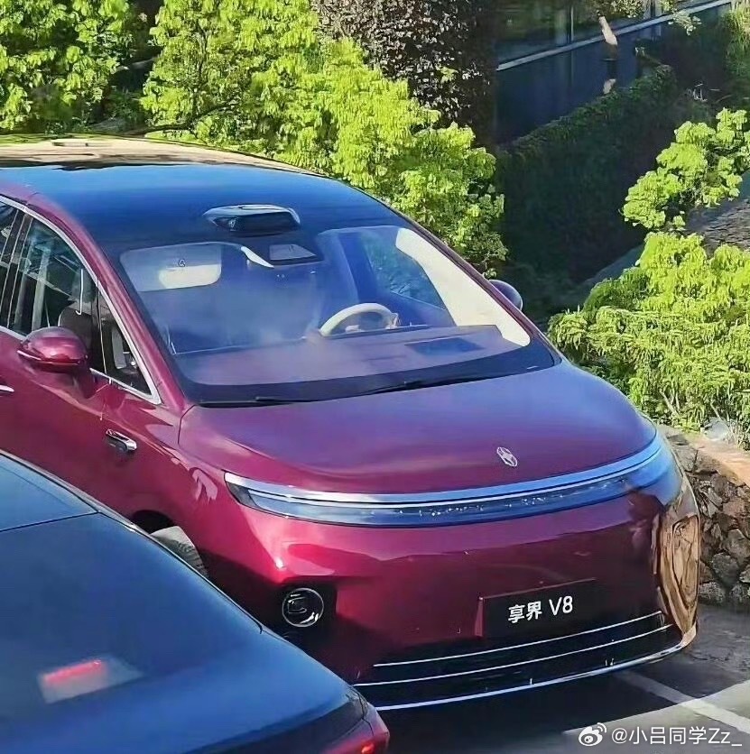 尊界V800、V680才开售没多久，享界V8测试车就曝光了，寰宇红配色还挺好看。
