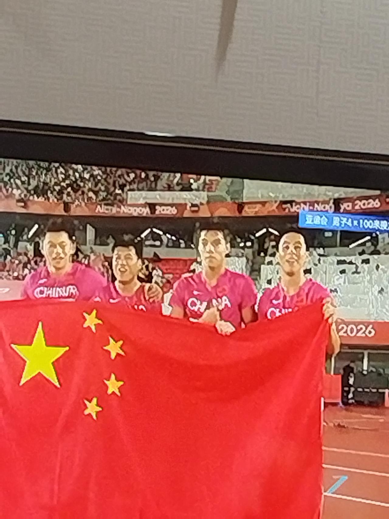 亚运会中国男女4X100米接力赛双双夺冠。
昨晚亚运会男女4X100米接力赛全部