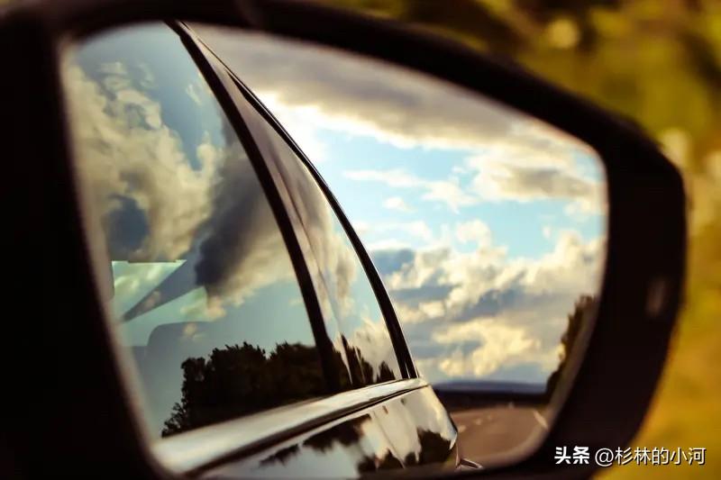 世界那么大 却存在于我小小的眼睛里
当我在一段旅程里
我很喜欢盯着车窗外发呆
觉