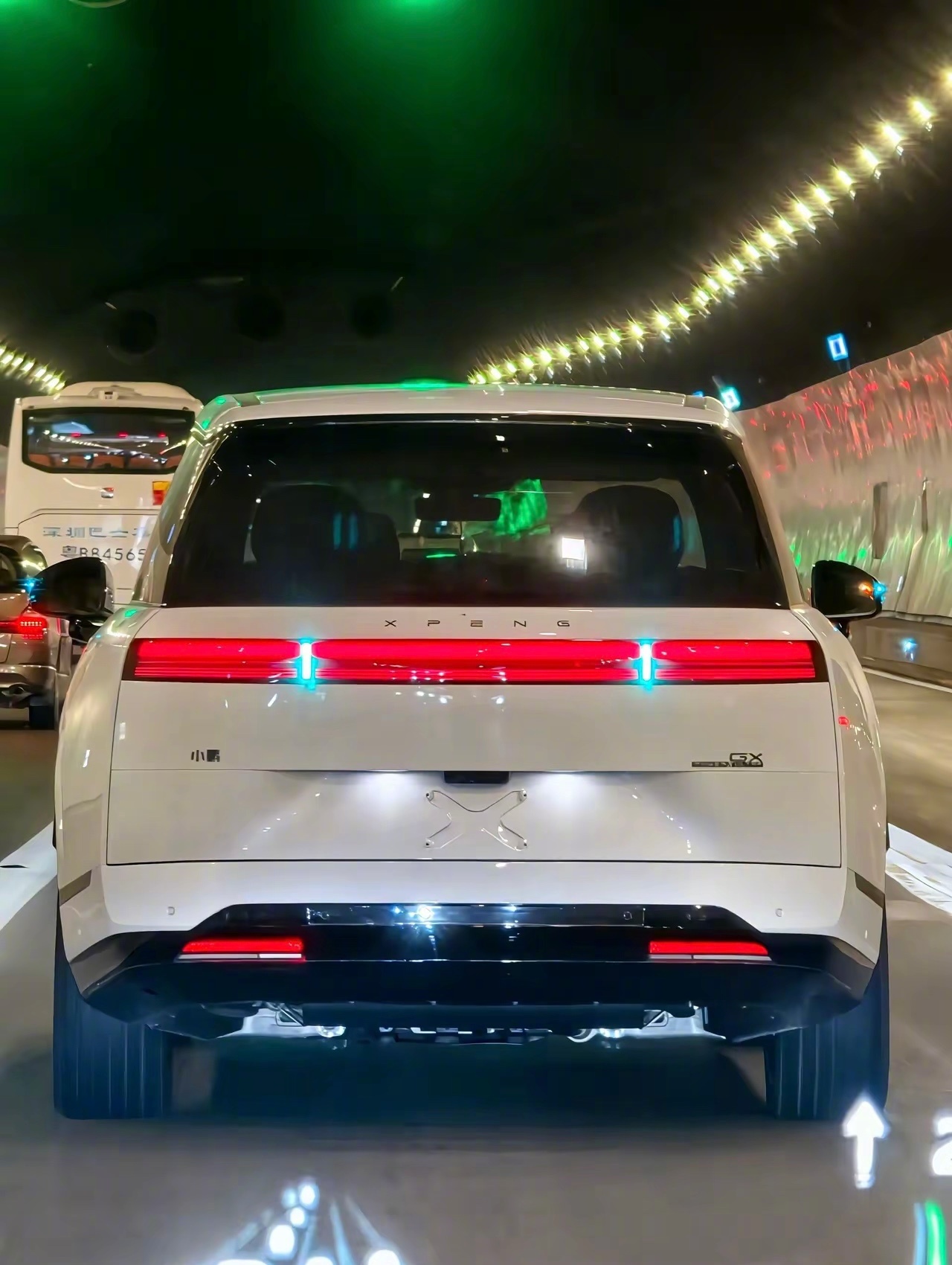 偶遇一台还没上牌的小鹏GX，连车牌安装位都直接做成了X型造型不得不说小鹏的产品经