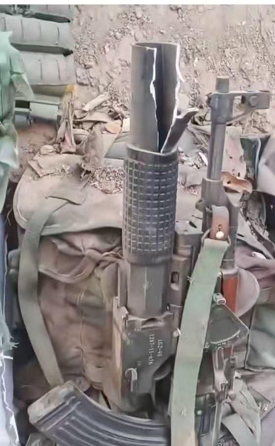 柬埔寨士兵使用的北方工业LG-2榴弹发射器，哑火导致整个发射器都损毁了！(安装在