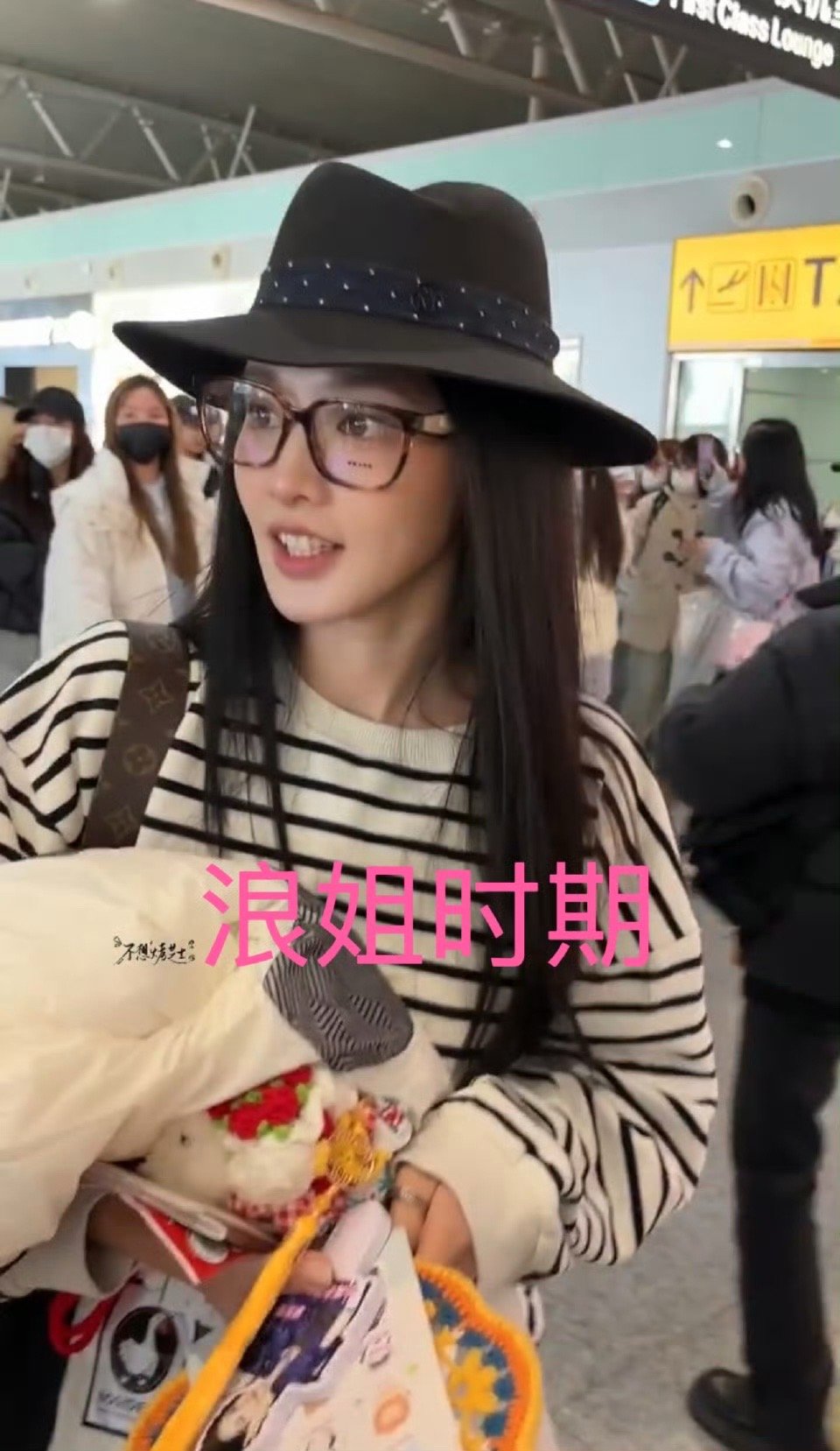 彭小苒到现在还戴着浪姐时的眼镜 彭小苒机场路透里的眼镜，还是大半年前浪姐同款～被