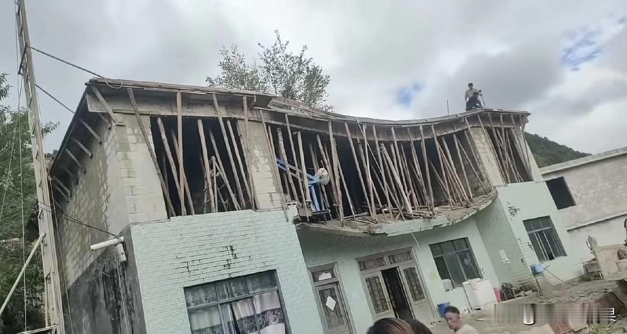 这房子建成这样，到底该谁负责呢？是房主负责还是施工队负责呢？

目测房子已经成为