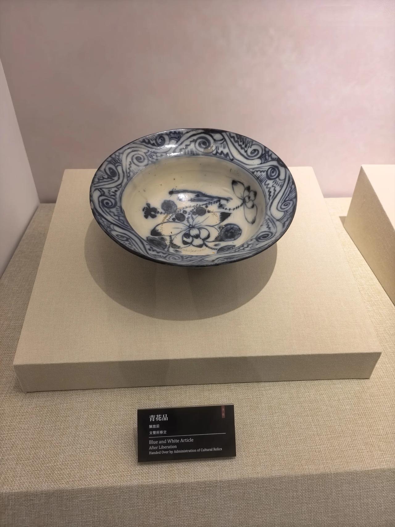 最早认识品是在合阳吃踅面，感觉合阳人会做生意，这碗口看起来很大，但底部突然缩小，