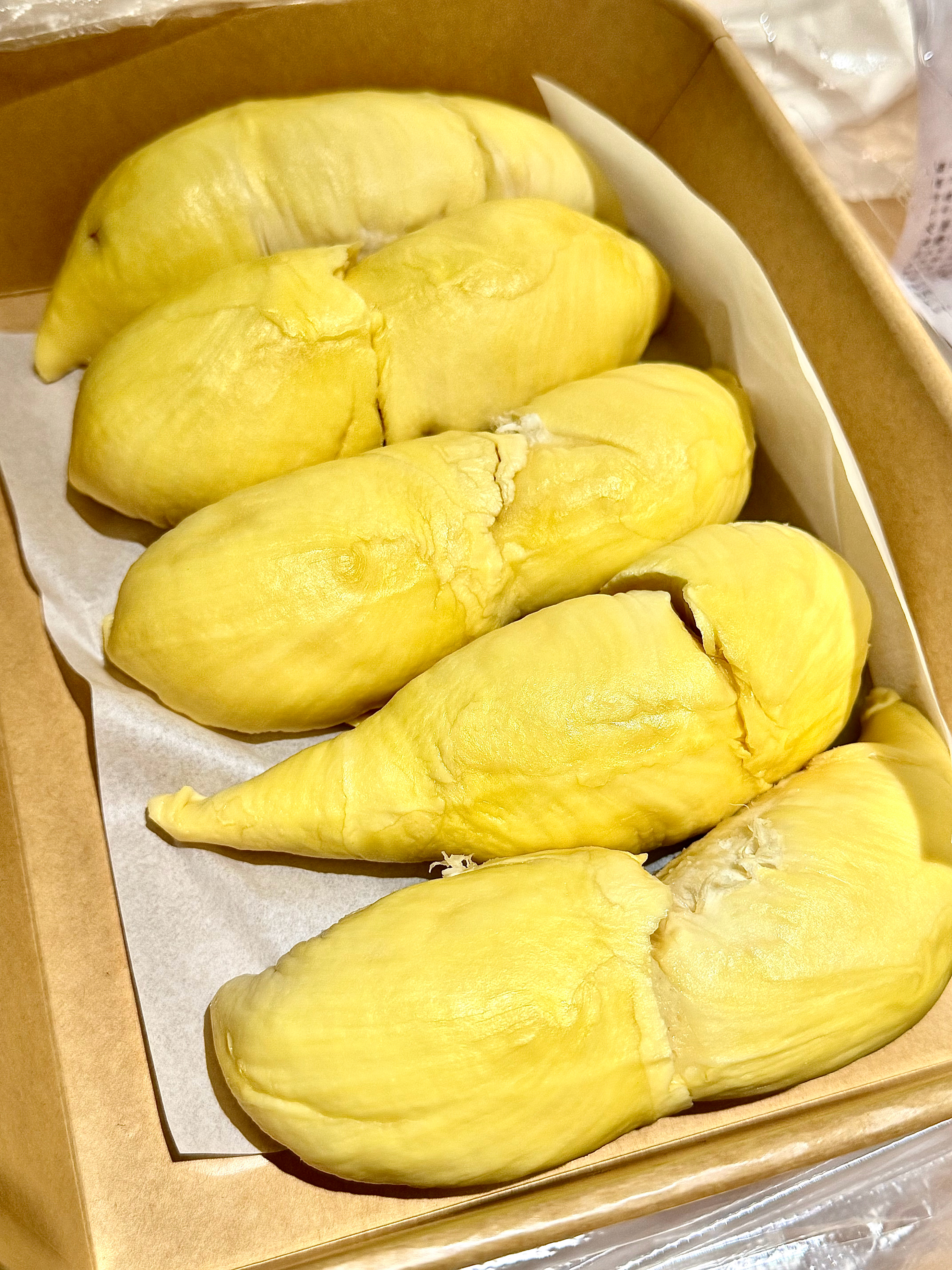 洁哥去连云港回来带奶茶和榴莲星星人六一套餐好可爱☺️沈先进面馆还可以 