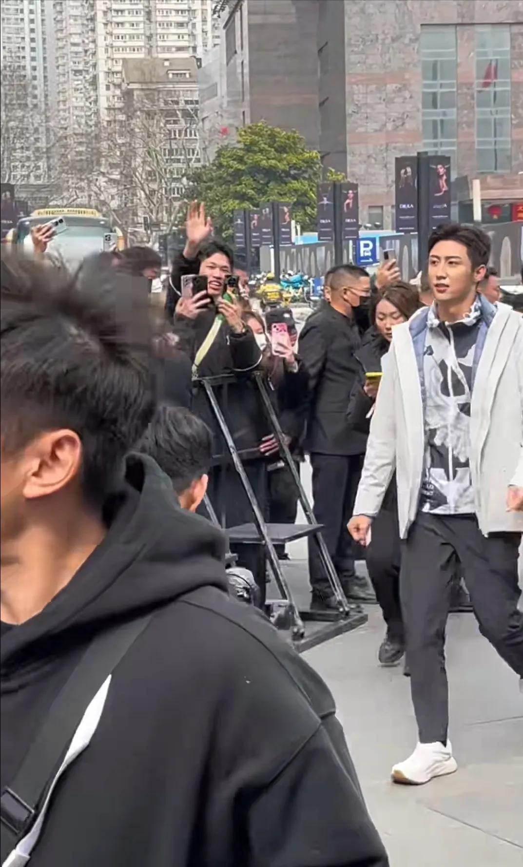 南京德基广场偶遇黄景瑜，现场来了好多粉丝在等黄景瑜呀，黄景瑜本人高高瘦瘦的，五官