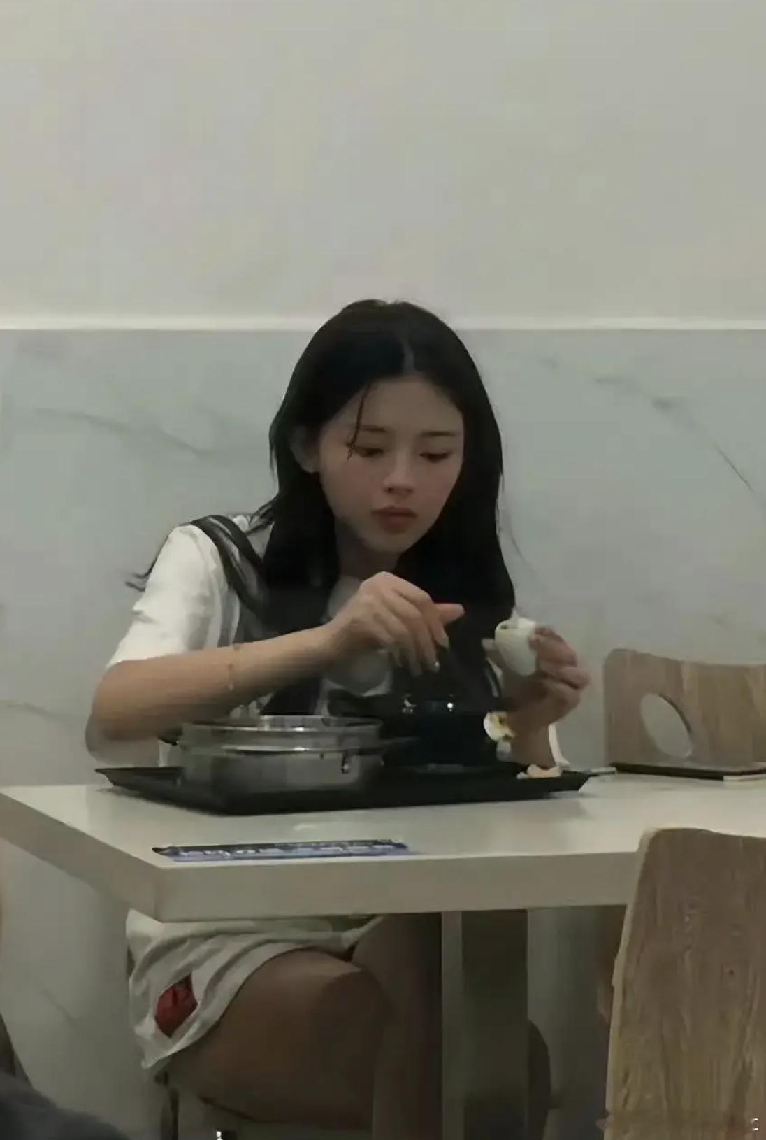 杨超越被职场欺负普通人谁没遇到过这种事 刚看到个旧瓜，气得我想骂人。说杨超越没红