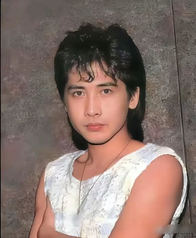 好奇怪，他年轻帅得一塌糊涂，老了丑得一言难尽了 