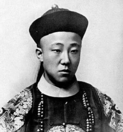 抗战时期，土肥原贤二多次拉拢清朝王爷载涛去东北出任高官，但他宁愿摆地摊维持生计，