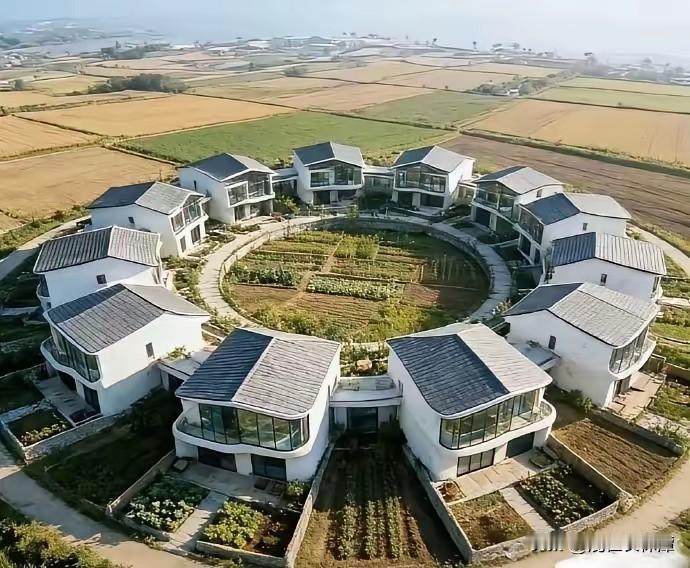 在农村，建这样的房子怎么样？
我们村上准备打造一个有特色的房屋聚集区！目前有两种